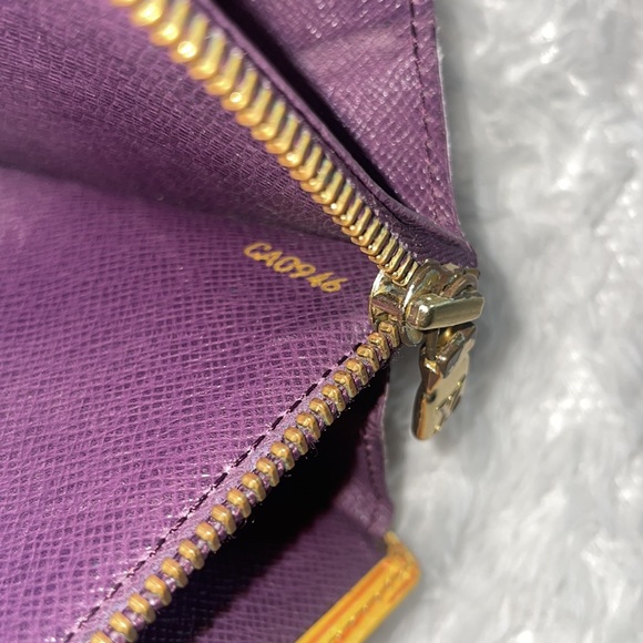 Louis Vuitton large yellow epi leathered bifold wallet - Picture 2 of 7